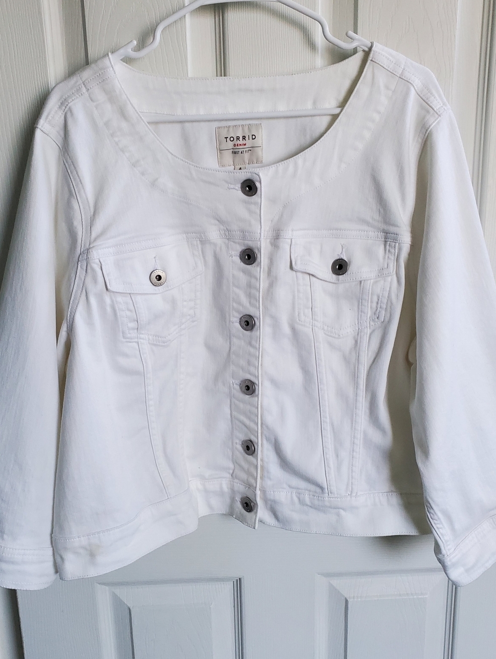 Torrid White Denim Jacket Scoop Neck Big Buttons Pockets Size 4